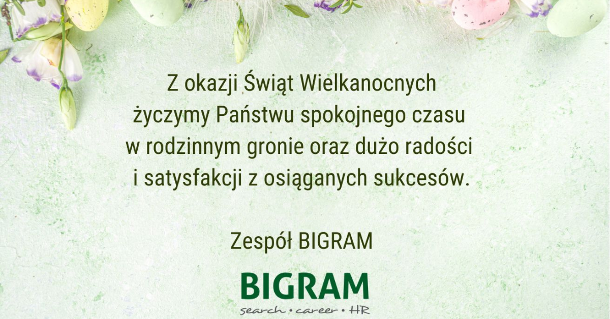 Na wiosennym zielonym tle z kwiatami i pisankami znajdują się życzenia wielkanocne oraz logo BIGRAM.