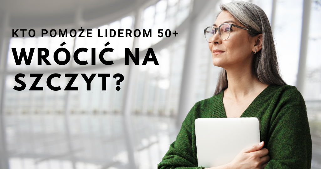 Dojrzała kobieta, liderka 50+, trzyma dokumenty i patrzy w dal. Obok napis "Kto pomoże liderom 50+ wrócić na szczyt?".